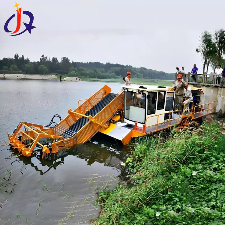 Perahu Pemotong Eceng Gondok Dan Duckweed